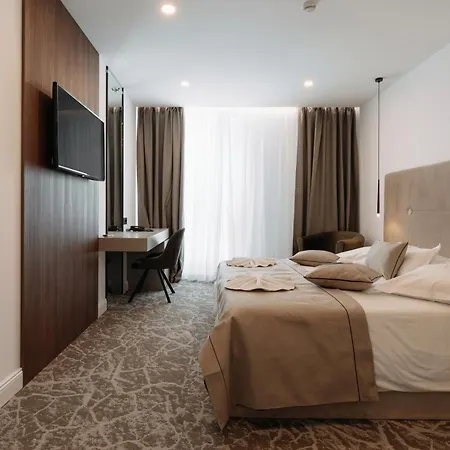Fanat Hotel 4*